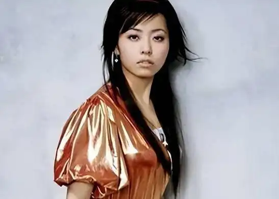 回顾张靓颖:被"渣男"骗财骗色15年,任打任骂,如今怎样了?