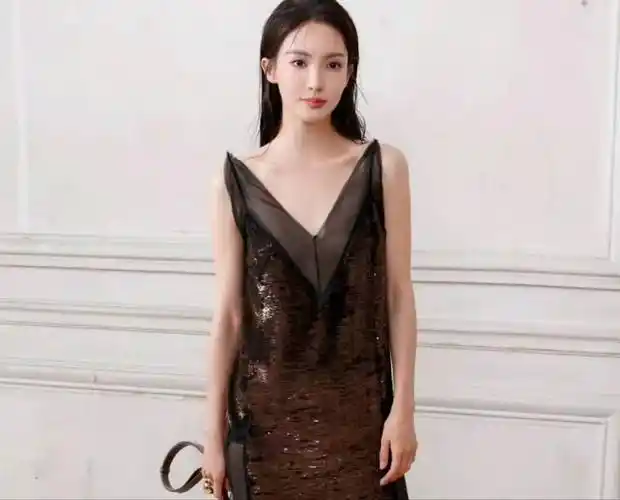 金晨近照嘴是"歪"的,差点没认出来,颜值像绯闻男友一样在变化