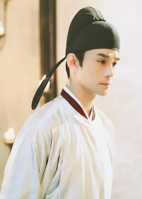 刚刚在隔壁看到王凯的一组古装剧照,其实还没点进帖子之前看小图就