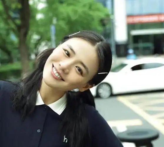 36岁马思纯近照曝光,扎双麻花辫穿超短裙,瘦身成功后越来越少女