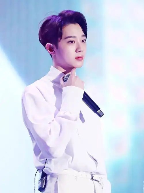 上帝吻了赖冠霖的脸也没忘给姐姐开窗两人笑起来的那刻简直一模一样