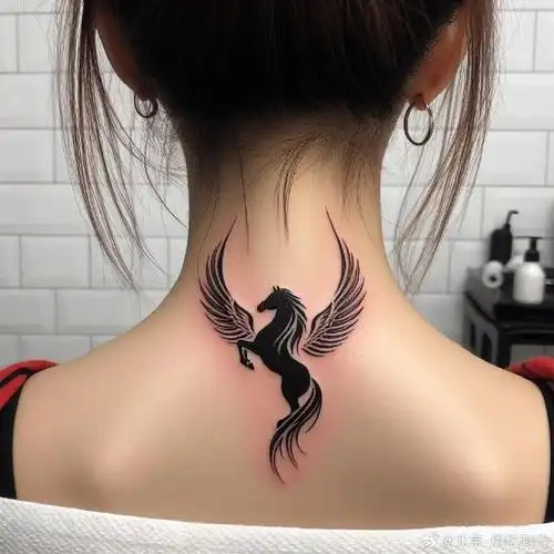 今日纹身图案分享    女生后背纹身    #纹身分享##女生纹身##纹身