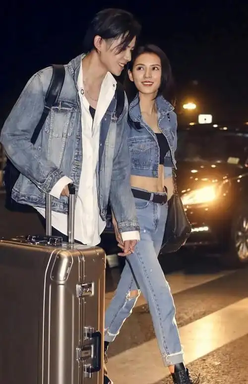 张予曦与男友现身机场,玩起"你衣我裤"的牛仔情侣风,甜炸