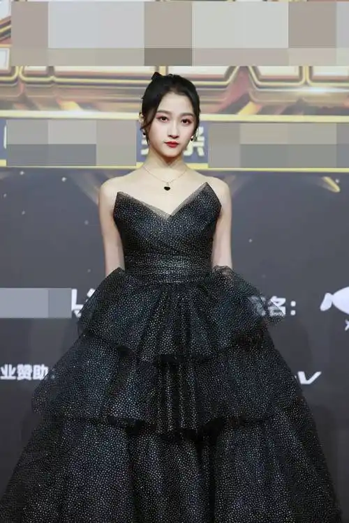 关晓彤亮相戛纳红毯,一袭黑色闪钻礼服精致优雅,尽显高贵气质_造型