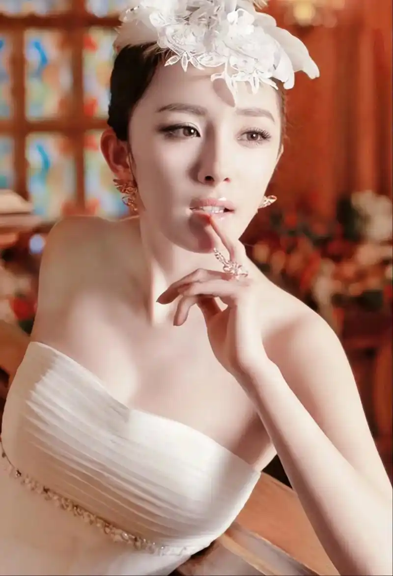 杨幂 #感受一下穿婚纱的感觉 #美到发光 # - 抖音