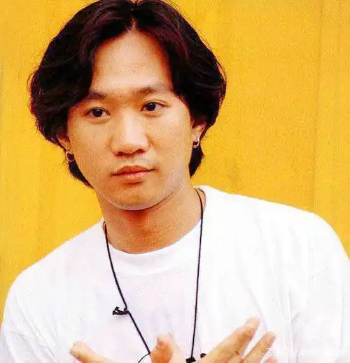 黄家驹是因为什么原因离开了我们是意外吗?去世多年墓碑惨遭破坏