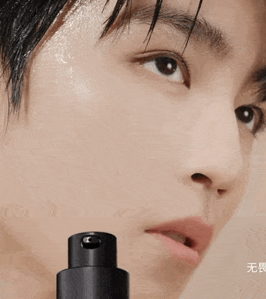 bobbibrown又悄悄在店铺首页分享帅气 代言人王俊凯最新广告视频公开