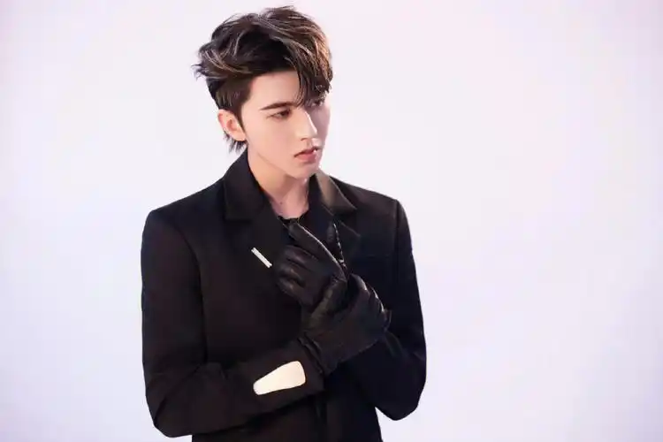 这一张脸 风格多变该甜甜 该酷酷谁能拒绝这样的蔡大奎呢#蔡徐坤