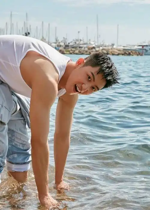 黄景瑜当模特时期的旧照被扒网友绝对没整容