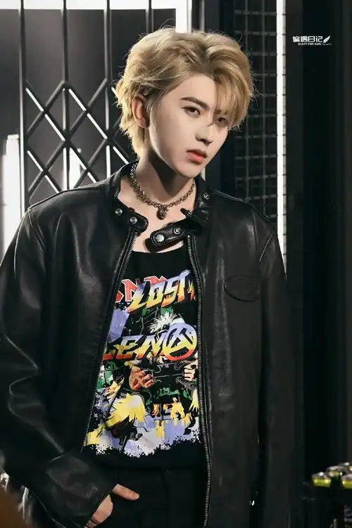 蔡徐坤金发赛车服又一封神造型金发搭配黑色皮质夹克