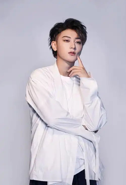 黄子韬白衣清爽帅气写真图片