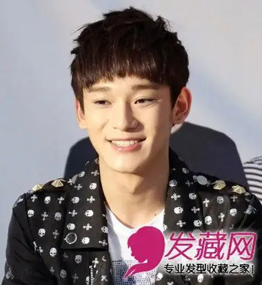 短俏的齐刘海看上去清爽又时髦,也能修饰娃娃脸型,碎短发经过