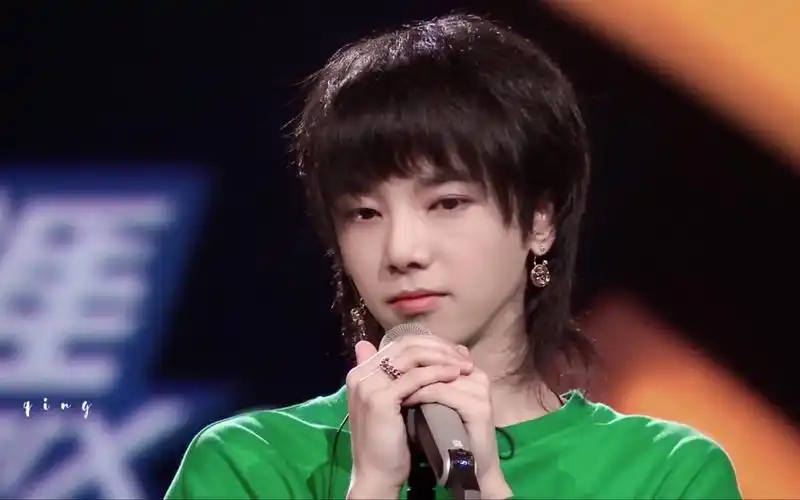 【华晨宇】一个对视绒绒的甜甜视频而已 "我想我已开始想念你,可是我