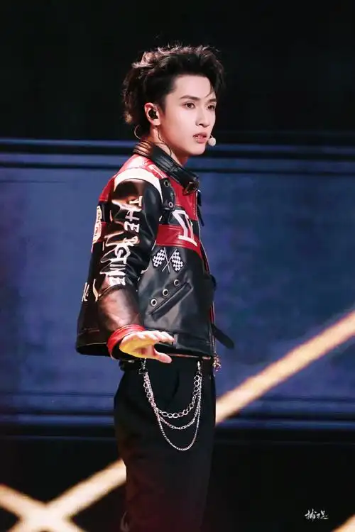 严浩翔超话#严浩翔叁重楼暨出道四周年演唱会##今日星拍放送#奔走相告