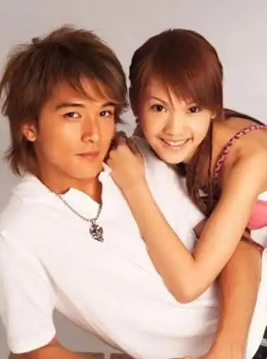 她有个非常有名的前男友,另一个台湾有名的"渣男"阮经天,他们恋爱长跑