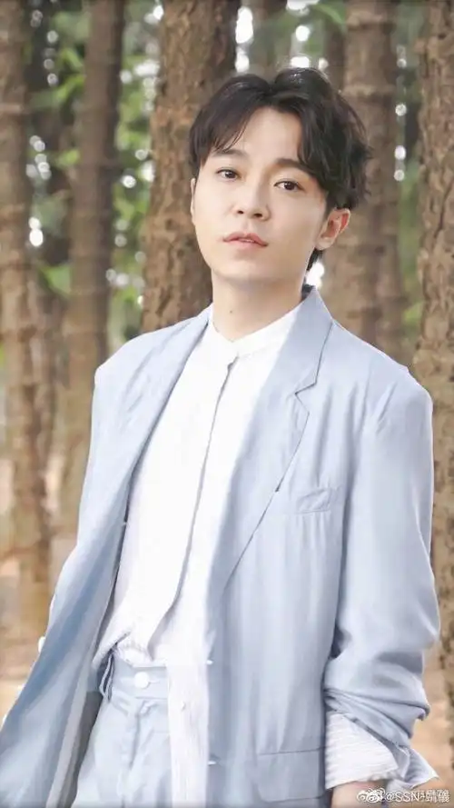 我就发现了我就得意吴青峰各种拿麦克的照片有人是这样吗