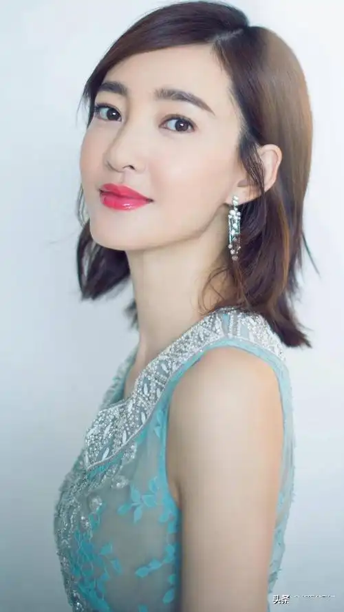 王丽坤:指如削葱根,口如含珠丹