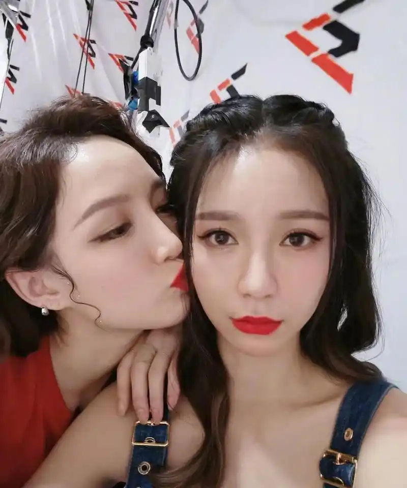 沈梦辰吻别姐姐们,脸上是郁可唯,孟佳,张含韵的唇印,还和万茜嘴对嘴