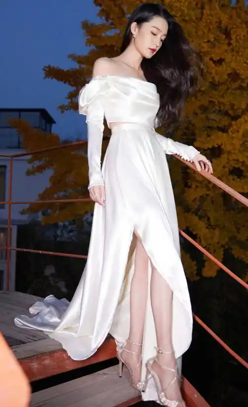 美艳女星李沁的高跟鞋美图_凉鞋_黑色_女明星