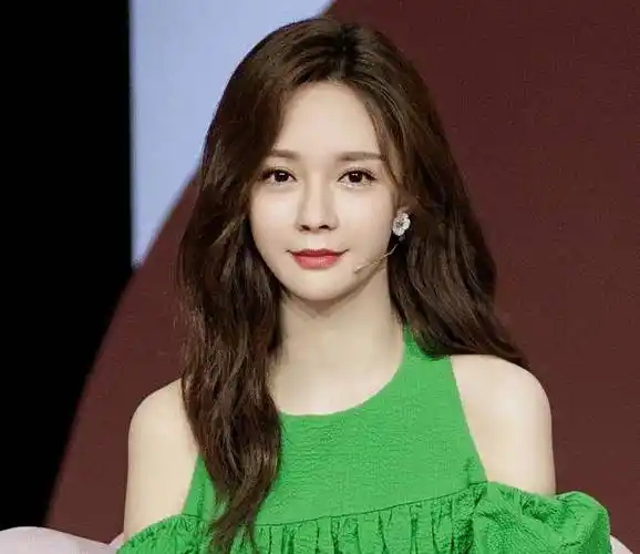 杜海涛送老婆999朵玫瑰,33岁沈梦辰无美颜显老显黑,鼻翼疑变形_画面