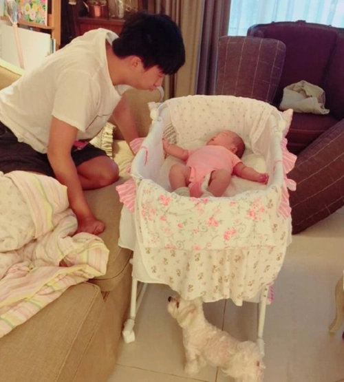 秦昊嘟嘴逗米粒伊能静眼前的幸福最真实