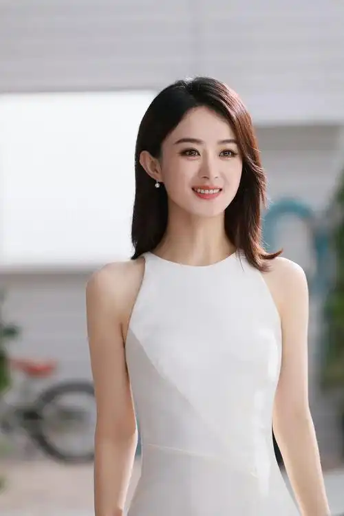 赵丽颖拍摄花絮照 白色连衣裙造型,披肩长发也太温柔了吧!