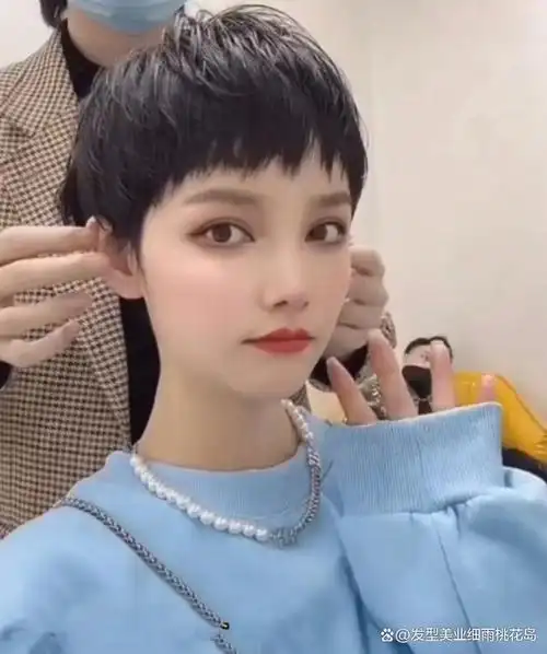 锯齿刘海搭配短发真的可爱又俏皮,"锯齿头"就是人们常说的"狗啃头"