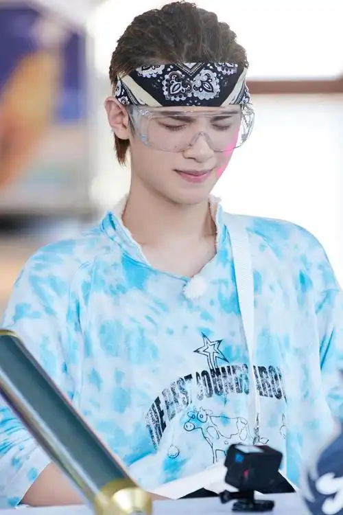 黄明昊极限挑战剧照释出脏辫搭配黑色发带