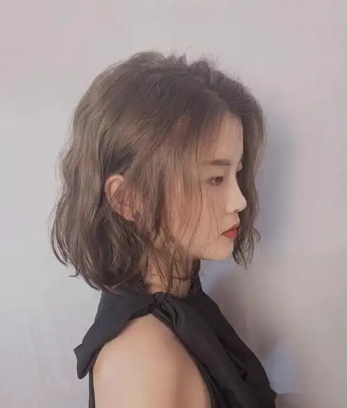 很青春很时髦的一款短烫发,头发齐肩的位置,不仅修饰颈脖线条,还可以