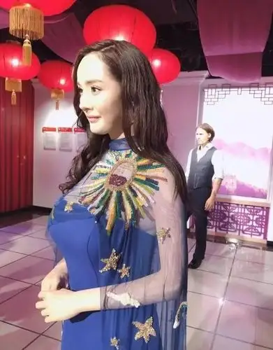 杨幂蜡像太真实!皮肤凹凸不平发际线后移,弱灯光下很吓人!