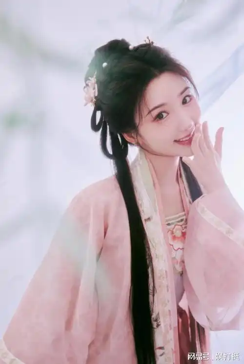 毛晓彤最新古装桃之夭夭灼灼其华