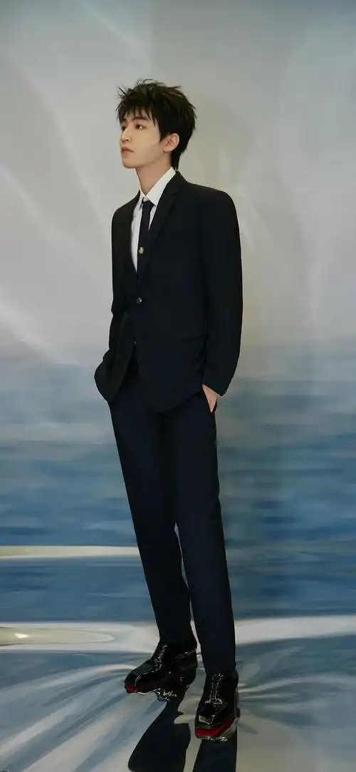 帅哥王俊凯西装手机壁纸