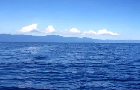 蓝蓝的天空和大海照片