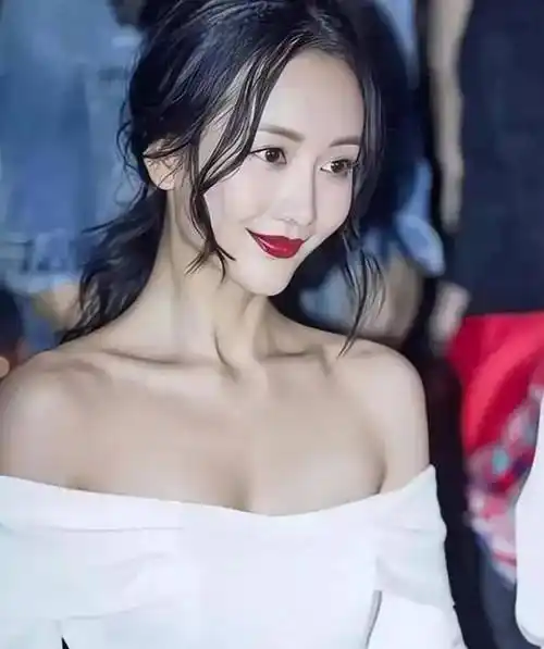 40岁的王鸥,青春感十足,她穿着白色吊带背心,有着一张令人惊叹的脸