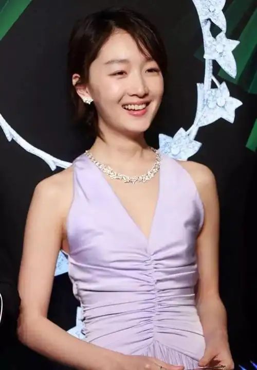 她是娱乐圈最少秀胸的女明星这次终于穿深v低领秀身材