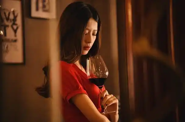 女人喝酒心情经典一句女人微醉心情说说