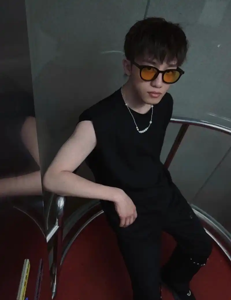 斯文阳光,酷帅十足的文艺小哥哥,自拍生活照,这气质做男模都行