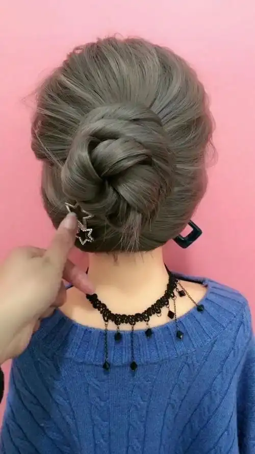 头发这样盘起来特别的好看,小仙女们一定都会喜欢的