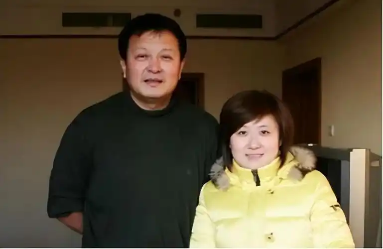 回顾杨亚洲离异后二婚娶倪萍面对复杂的家庭他如何平衡