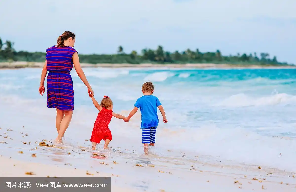 后视图的母亲和两个孩子走在