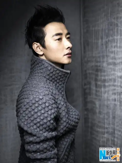 罗晋冬日熟男写真曝光 大秀诱人健硕胸肌(组图)