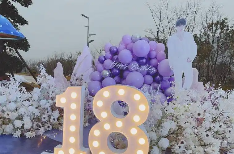 马嘉祺生日前一天还要参加活动,粉丝在场外花墙应援,极尽浪漫_时代