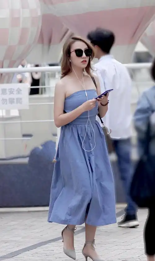 蓝色连衣裙搭配尖头高跟鞋清爽又靓丽