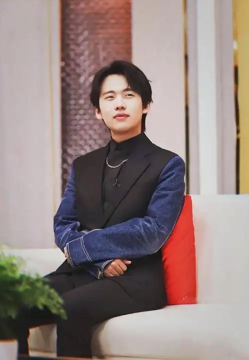 "精神小伙"郭麒麟穿上西装也是可可爱爱的?西装 傻笑也很帅气