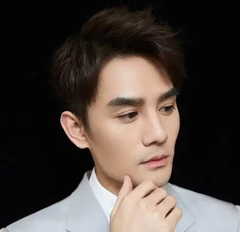 国字脸男生梳刘海短发儒雅稳重 国字脸男士职场轻熟偏分短发造型_发型