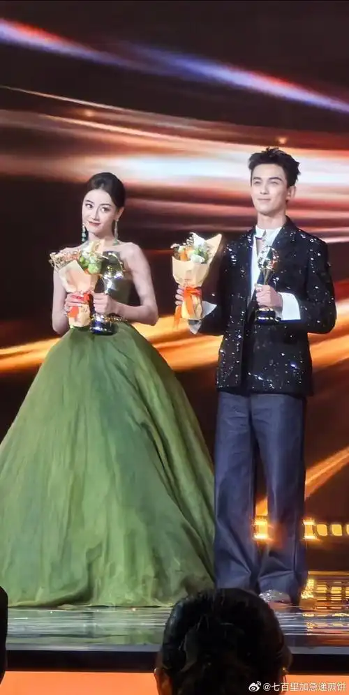 迪丽热巴吴磊同台 歌隼批圆满##微博之夜内场 熟人局