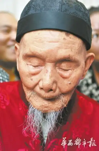 成都115岁最长寿老翁:爱肥肉不多吃 每天打拳