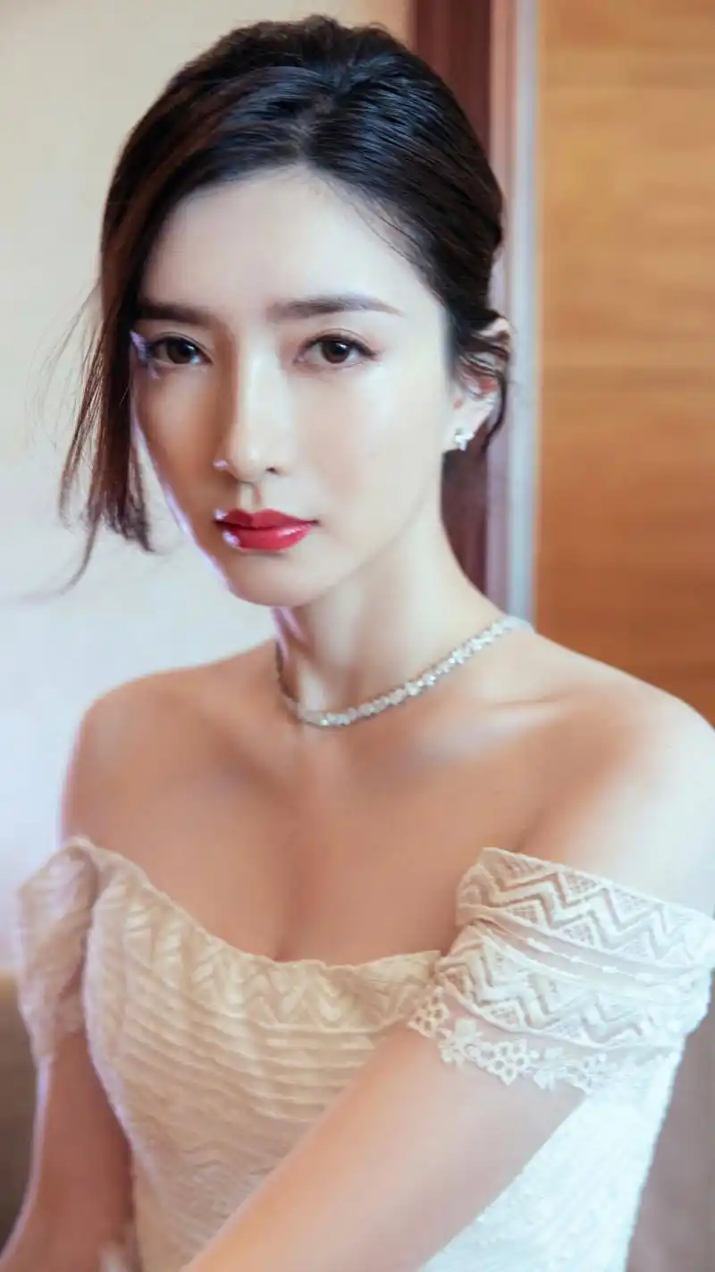 演员江疏影,气质出尘,肤白貌美,来看美照