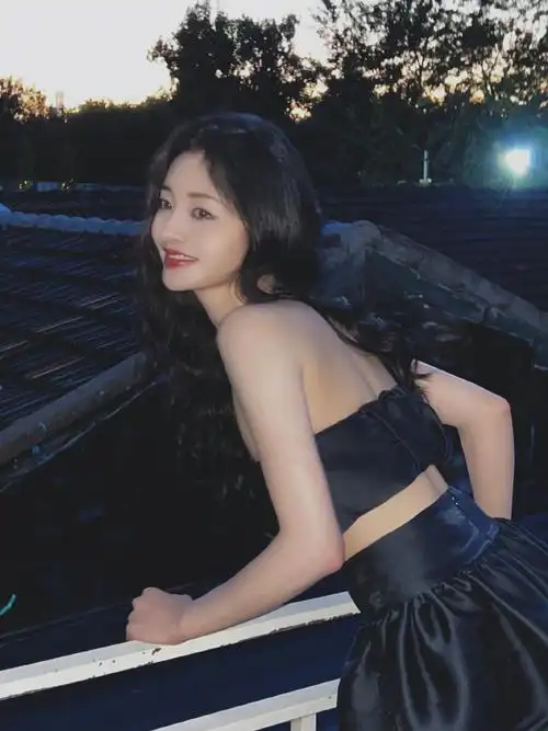 周洁琼穿抹胸配短裙秀蛮腰 披卷发眼神魅惑