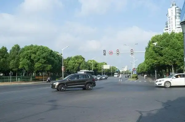 在路口转弯时,不能这样转,被发现8分500就没了,车主们注意